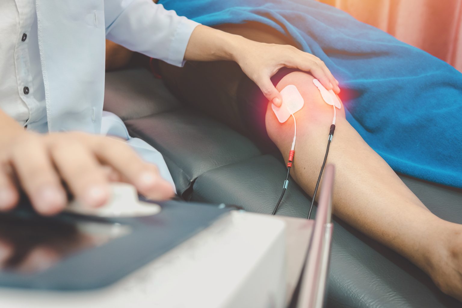 physiotherapist-using-electro-stimulation-prepare-for-treatment-on-knee-pain-1536x1024 Tens